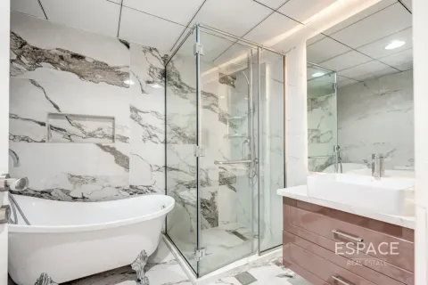 Apartment in Jumeirah Lake Towers, Dubai 3 bedrooms, 260 sq.m. № 122718 - photo 12