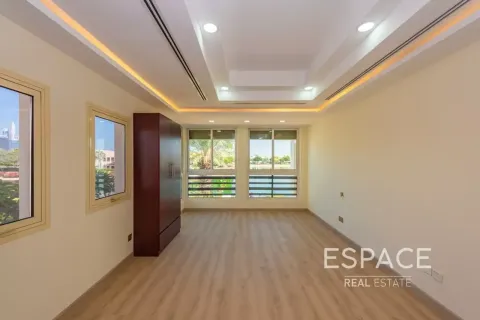 Villa in Meadows, Dubai 5 bedrooms, 489 sq.m. № 122717 - photo 10