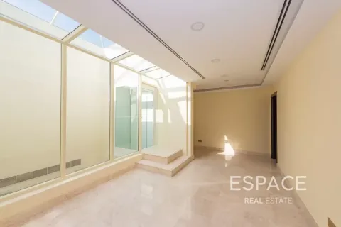 Villa in Meadows, Dubai 5 bedrooms, 489 sq.m. № 122717 - photo 9