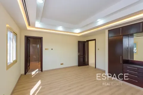 Villa in Meadows, Dubai 5 bedrooms, 489 sq.m. № 122717 - photo 14