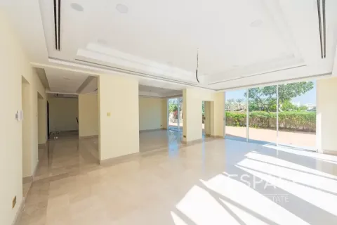 Villa in Meadows, Dubai 5 bedrooms, 489 sq.m. № 122717 - photo 3