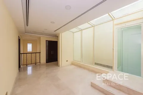 Villa in Meadows, Dubai 5 bedrooms, 489 sq.m. № 122717 - photo 16