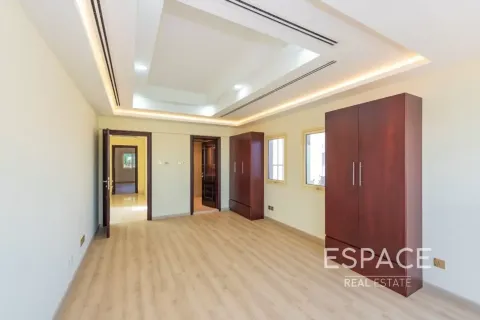 Villa in Meadows, Dubai 5 bedrooms, 489 sq.m. № 122717 - photo 11