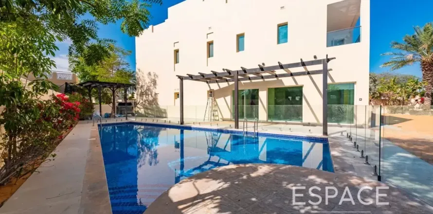 Villa in Meadows, Dubai 5 bedrooms, 489 sq.m. № 122717
