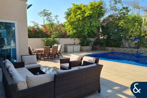 Villa in District 8A, Jumeirah Village Triangle, Dubai 3 bedrooms, 250 sq.m. № 76094 - photo 2