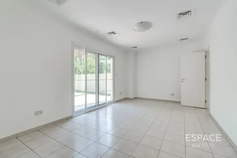 Villa in The Lakes, Dubai 3 bedrooms, 315 sq.m. № 122725 - photo 4
