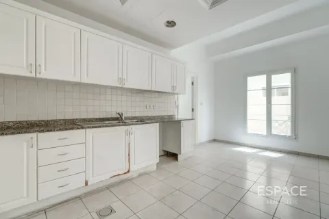 Villa in The Lakes, Dubai 3 bedrooms, 315 sq.m. № 122725 - photo 6