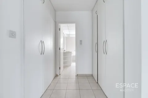 Villa in The Lakes, Dubai 3 bedrooms, 315 sq.m. № 122725 - photo 15