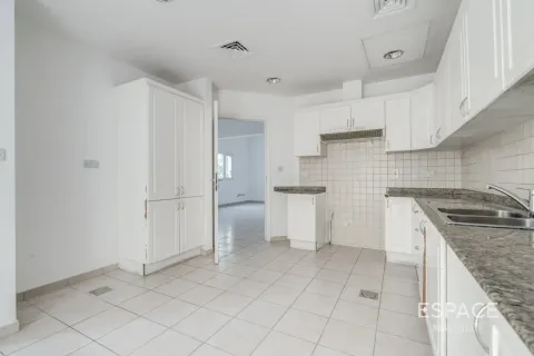 Villa in The Lakes, Dubai 3 bedrooms, 315 sq.m. № 122725 - photo 5