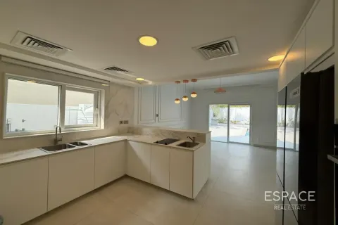 Villa in Meadows, Dubai 5 bedrooms, 391 sq.m. № 122720 - photo 5