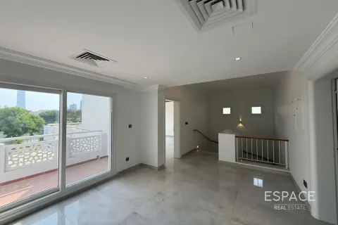 Villa in Meadows, Dubai 5 bedrooms, 391 sq.m. № 122720 - photo 2
