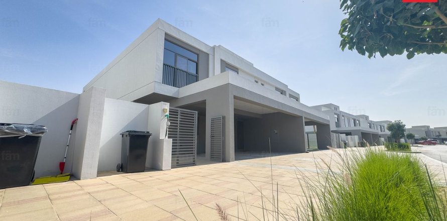 Villa in Dubai 5 bedrooms, 370.3 sq.m. № 93399