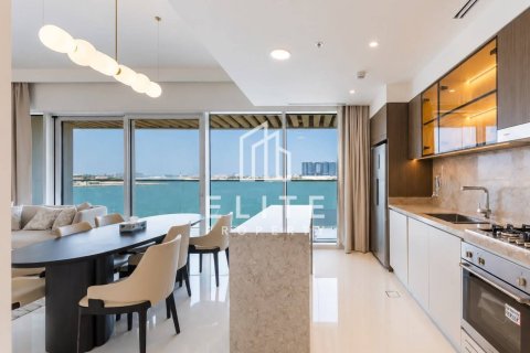 Apartment in EMAAR Beachfront, Dubai Harbour, Dubai 2 bedrooms, 130 sq.m. № 121238