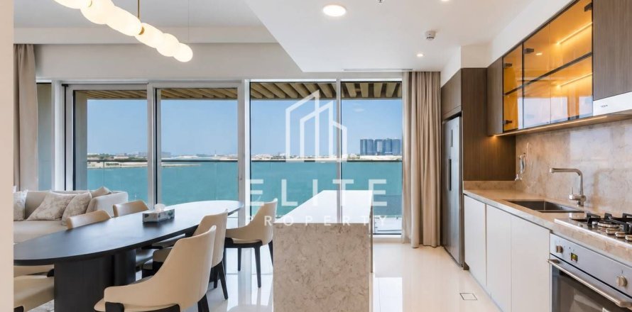 Apartment in EMAAR Beachfront, Dubai Harbour, Dubai 2 bedrooms, 130 sq.m. № 121238