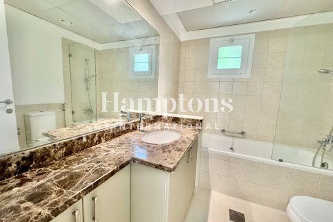 Villa in The Lakes, Dubai 4 bedrooms, 329.06242600 sq.m. № 63699 - photo 1