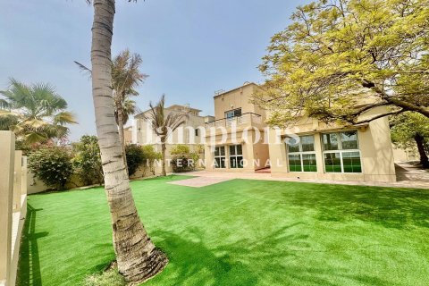 Villa in The Lakes, Dubai 4 bedrooms, 329.06242600 sq.m. № 63699 - photo 8