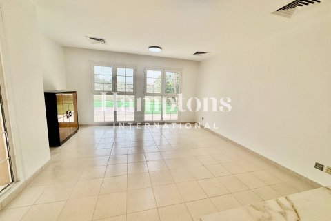 Villa in The Lakes, Dubai 4 bedrooms, 329.06242600 sq.m. № 63699 - photo 9