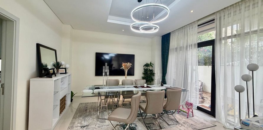 Villa in Dubai 5 bedrooms, 421.6 sq.m. № 109842