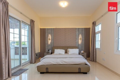 Villa en Dubai, 4 dormitorios, 635.9 m², № 121987 - foto 2