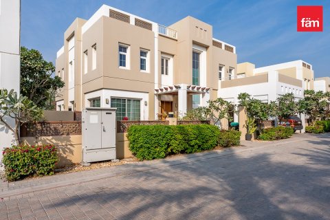 Villa en Dubai, 4 dormitorios, 635.9 m², № 121987