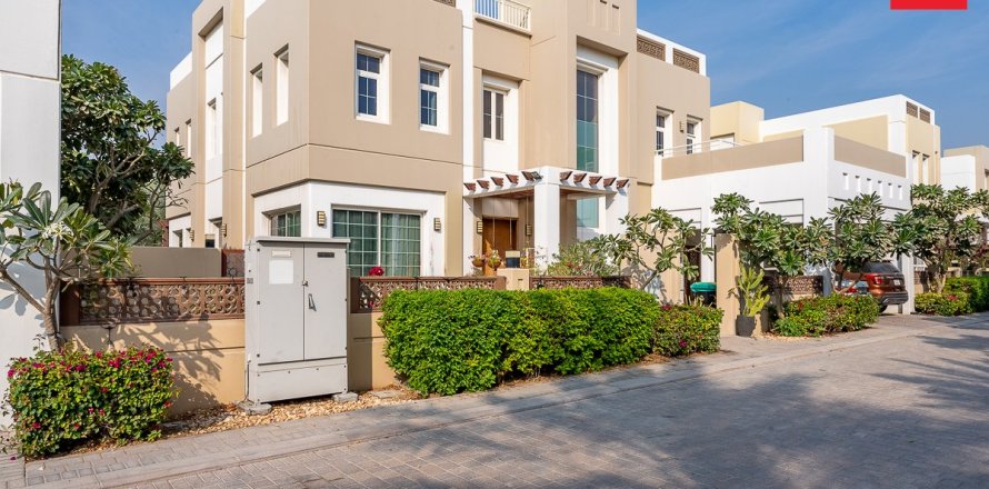 Villa en Dubai, 4 dormitorios, 635.9 m², № 121987