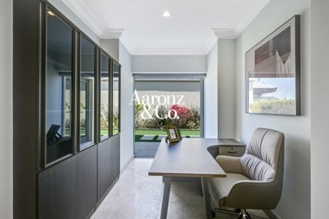 Снять в аренду виллу в Garden Homes Frond K, Пальма Джумейра, Дубай: 5 спален, 658м², № 113071 - фото 3