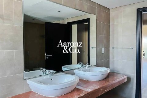 Villa in Jumeirah Village Circle, Dubai 3 bedrooms, 317 sq.m. № 115733 - photo 18