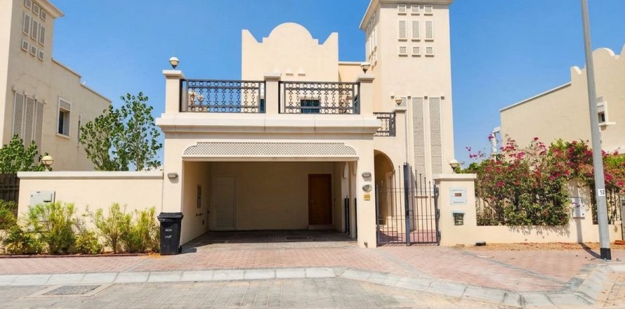 Villa in Dubai 2 bedrooms, 767 sq.m. № 114993