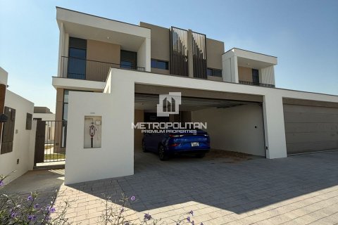 Villa in Al Furjan, Dubai 4 bedrooms, 305 sq.m. № 74067 - photo 1