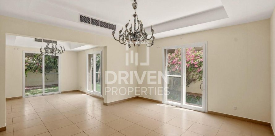 Villa en Dubai Silicon Oasis, Dubai, 5 dormitorios, 385.08 m², № 128999