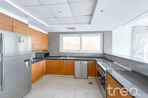 Villa in Legacy, Jumeirah Park, Dubai 4 bedrooms, 386.2 sq.m. № 124784 - photo 7