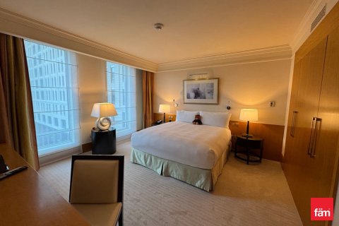 Снять в аренду квартиру в DIFC, Дубай: 2 спальни, 155м², № 108295 - фото 2