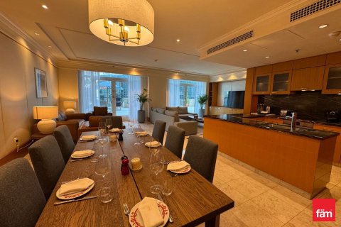 Снять в аренду квартиру в DIFC, Дубай: 2 спальни, 155м², № 108295 - фото 13