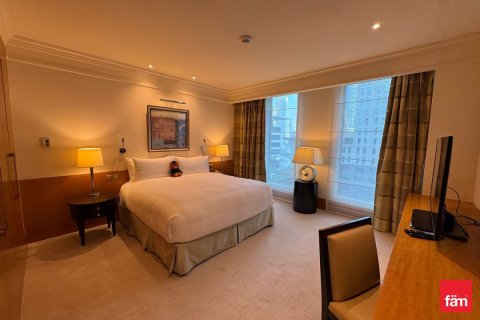 Снять в аренду квартиру в DIFC, Дубай: 2 спальни, 155м², № 108295 - фото 4