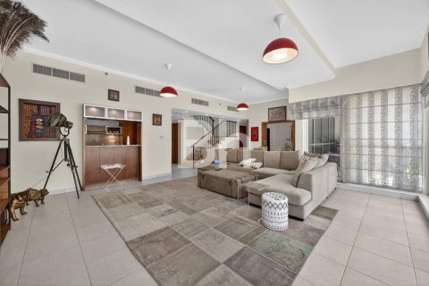 Villa in Dubai Marina, Dubai 2 bedrooms, 228 sq.m. № 56818 - photo 17