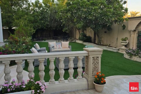 Купить виллу в Дубае: 5 спален, 861.4м², № 95630 - фото 9