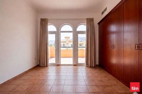 Villa in Dubai 5 bedrooms, 1002 sq.m. № 109120 - photo 2