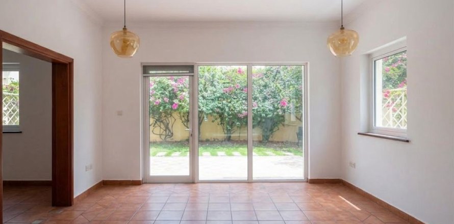 Villa in Dubai 5 bedrooms, 1002 sq.m. № 109120