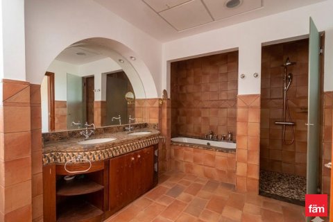 Villa in Dubai 5 bedrooms, 1002 sq.m. № 109120 - photo 9