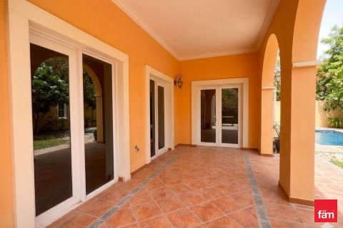 Villa in Dubai 5 bedrooms, 1002 sq.m. № 109120 - photo 7