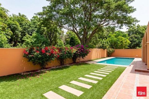Villa in Dubai 5 bedrooms, 1002 sq.m. № 109120 - photo 10