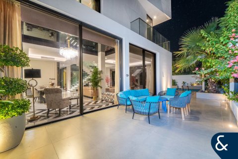 Снять в аренду виллу в Аль-Барари, Дубай: 4 спальни, 669м², № 76653 - фото 1