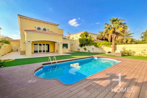 Villa en Legacy, Jumeirah Park, Dubai, 4 dormitorios, 403 m², № 13499 - foto 1