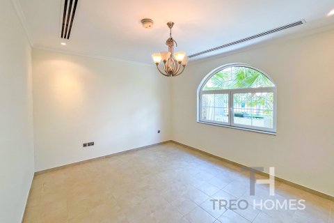 Villa in Legacy, Jumeirah Park, Dubai 4 bedrooms, 403 sq.m. № 13494 - photo 9