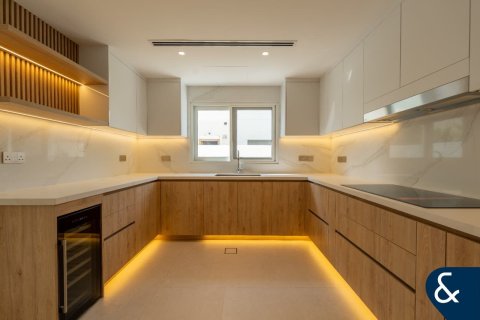 Villa in Meadows, Dubai 4 bedrooms, 320 sq.m. № 98772 - photo 3