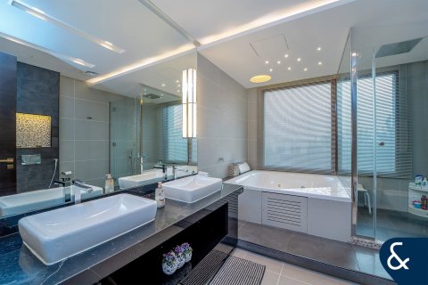 Villa in Jumeirah Golf Estates, Dubai 5 bedrooms, 725 sq.m. № 98763 - photo 25