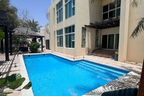 Villa in Al Barsha, Dubai 4 bedrooms, 910.4 sq.m. № 42663 - photo 15