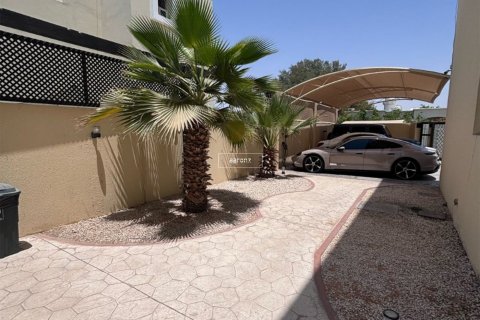 Villa in Al Barsha, Dubai 4 bedrooms, 910.4 sq.m. № 42663 - photo 14
