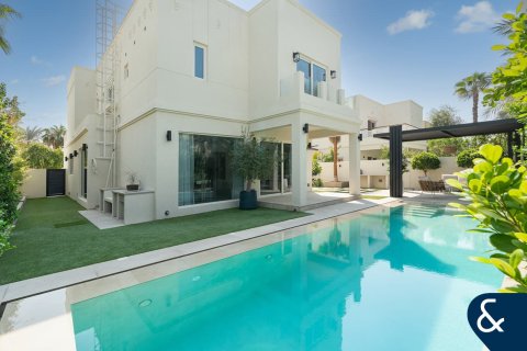 Купить виллу в Maeen, The Lakes, Дубай: 5 спален, 372м², № 75522 - фото 1