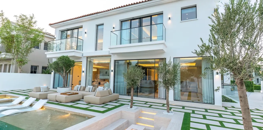 Villa en Dubai, 6 dormitorios, 915 m², № 5575